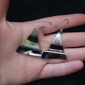 Shiny Dark triangular earrings